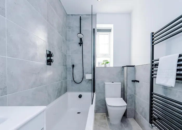 4 Bed House-2 Parking Spaces-vibrant Location