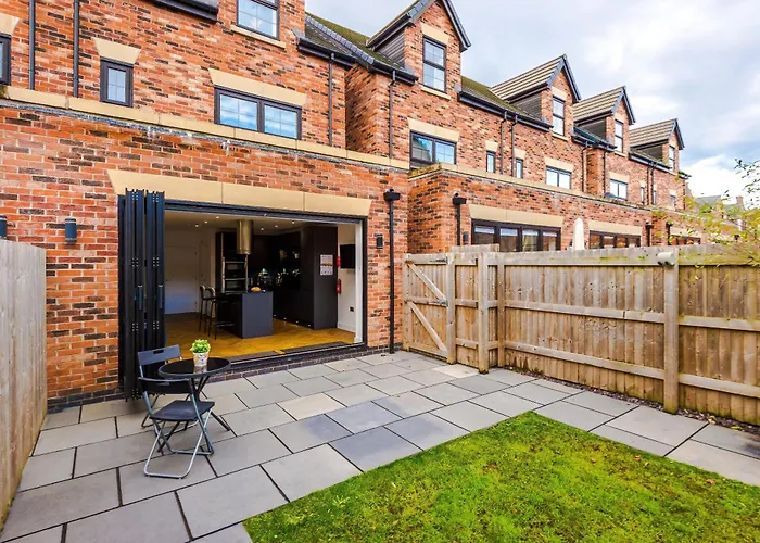 4 Bed House-2 Parking Spaces-vibrant Location * Manchester