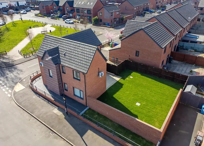 Large Family House With Free Parking - 3 Bedrooms 6 Beds *