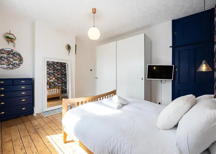 Winslow House- Close To Coop Etihad & Free Parking Σπίτι διακοπών *