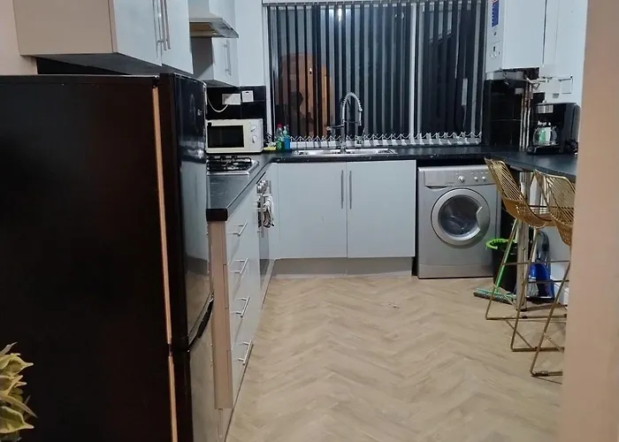 3br Near Alexandra Park And Free Parking *