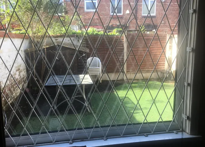 Double - Town & Nearby, 24h Bus, Airport-linked Manchester