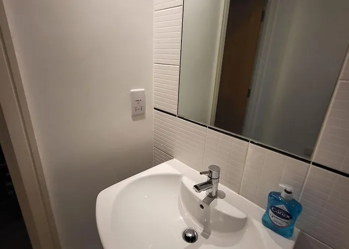 1 Bedroom Centre Apartment *