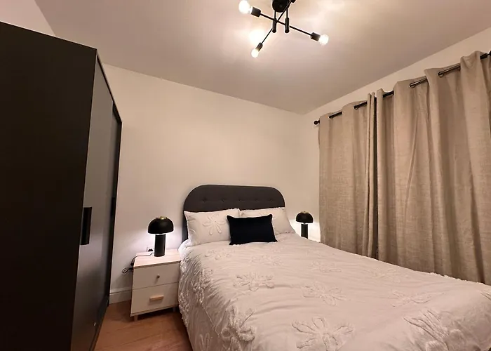 Centrally Located Modern 2 Bedroom Apartment, Minutes Walk To Ao Arena Appartamento