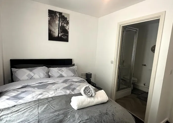 Inside City, Modern & Luxurious 2 Bed Apartment, Entire Unit דירה *