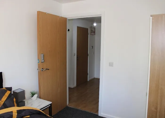 Inside City, Modern & Luxurious 2 Bed Apartment, Entire Unit דירה *