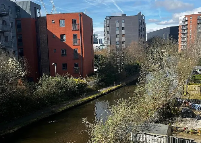 Serene 2-bed Flat With Canal Views - Coop Live Apartment