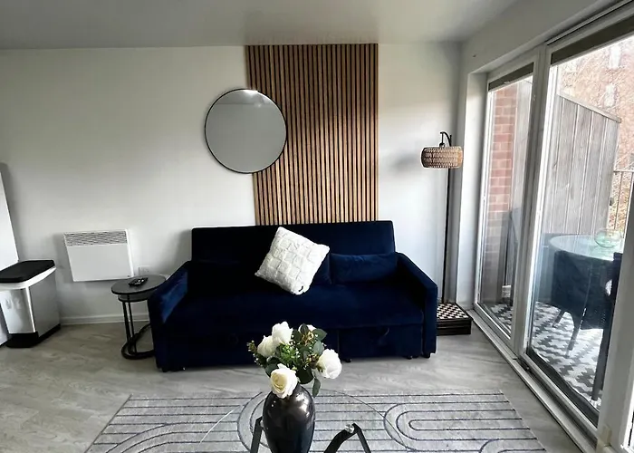 Serene 2-bed Flat With Canal Views - Coop Live