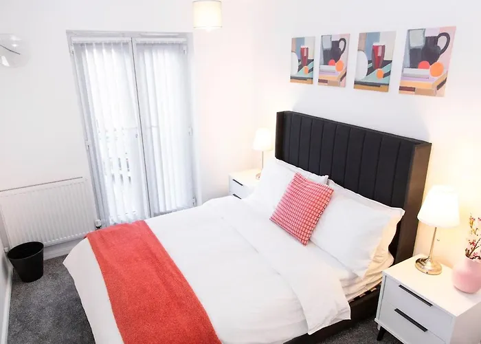 Bright & Luxurious With Garden Manchester