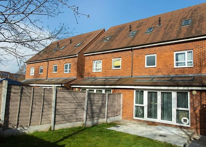 Bright & Luxurious With Garden Apartamento