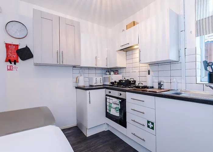 Stunning 3bedroom Home, Game Room, Free Parking, Fully Stocked, Sleeps 8