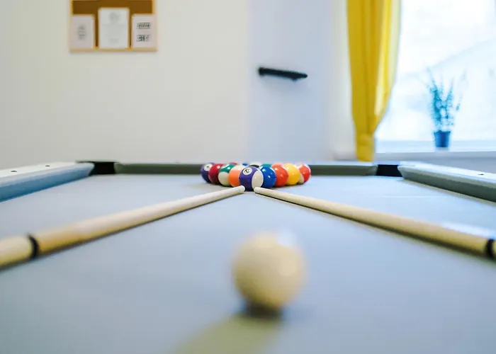 Stunning 3bedroom Home, Game Room, Free Parking, Fully Stocked, Sleeps 8 *