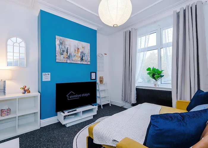 Stunning 3bedroom Home, Game Room, Free Parking, Fully Stocked, Sleeps 8