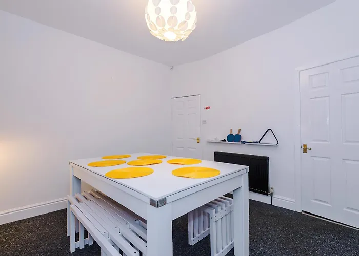 Stunning 3bedroom Home, Game Room, Free Parking, Fully Stocked, Sleeps 8