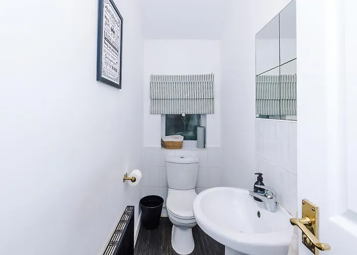 Stunning 3bedroom Home, Game Room, Free Parking, Fully Stocked, Sleeps 8 Apartamento