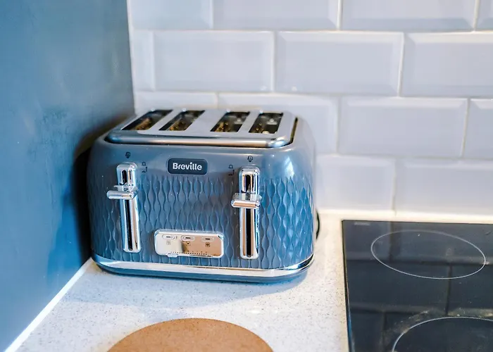 Stunning 3 Bedroom In Stretford, Game Room, Summer House, Smart Tv, Driveway 아파트 *