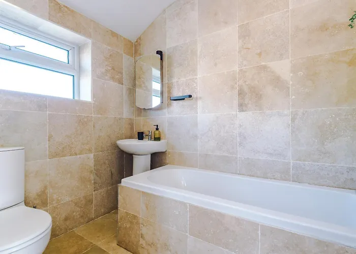 Stunning 3 Bedroom In Stretford, Game Room, Summer House, Smart Tv, Driveway *