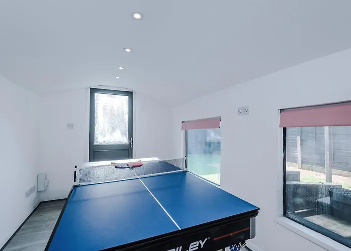 Stunning 3 Bedroom In Stretford, Game Room, Summer House, Smart Tv, Driveway * 맨체스터