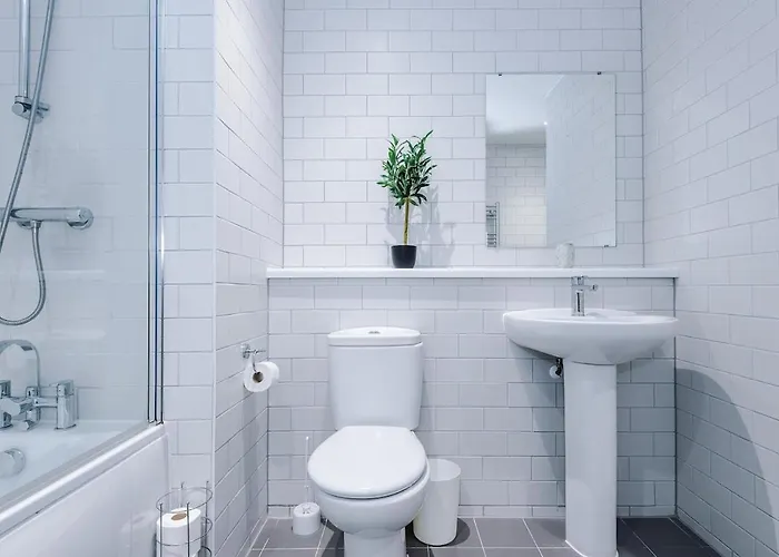 New, Luxe 2br, Manchester, Pool Table, Parking, Balcony, Ps4 Manchester