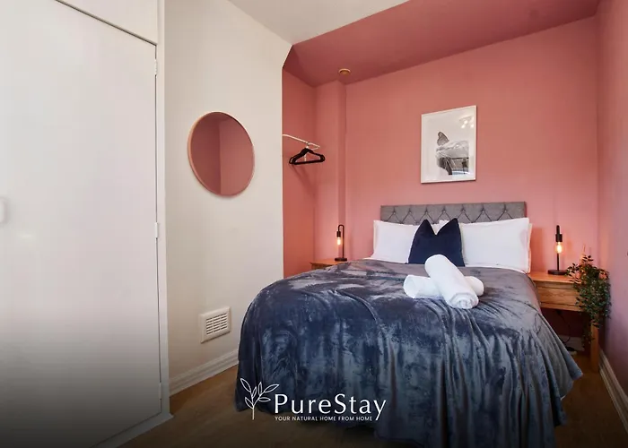 Дом отдыха Big Contractor House With 6 Beds & Free Parking By Purestay - 7 Night Min!