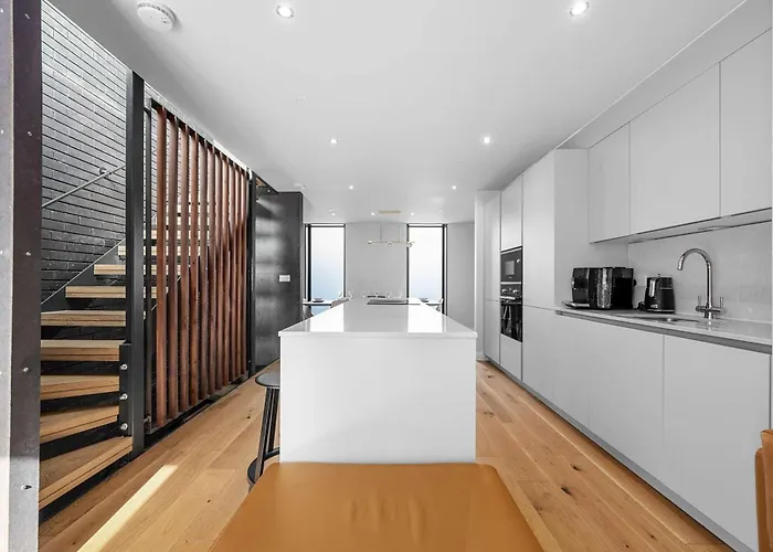 Free Parking - Roof Terrace - Luxury Townhouse 펜션