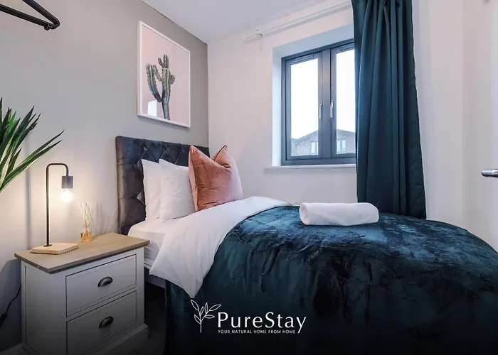 Spacious 5-bedroom Contractor House Sleeps 7 With Parking By Purestay