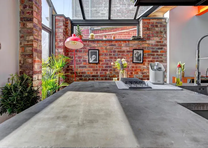 Stunning Garden By Levenshulme Station - Pass The Keys *