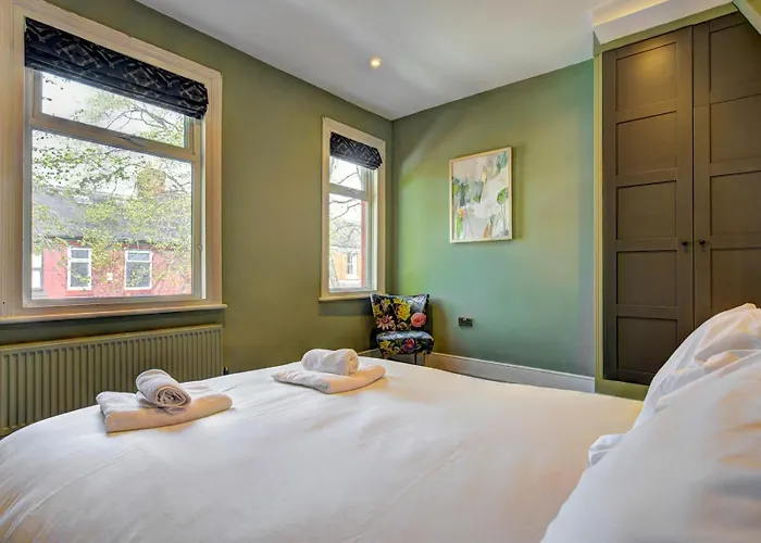 Stunning Garden By Levenshulme Station - Pass The Keys