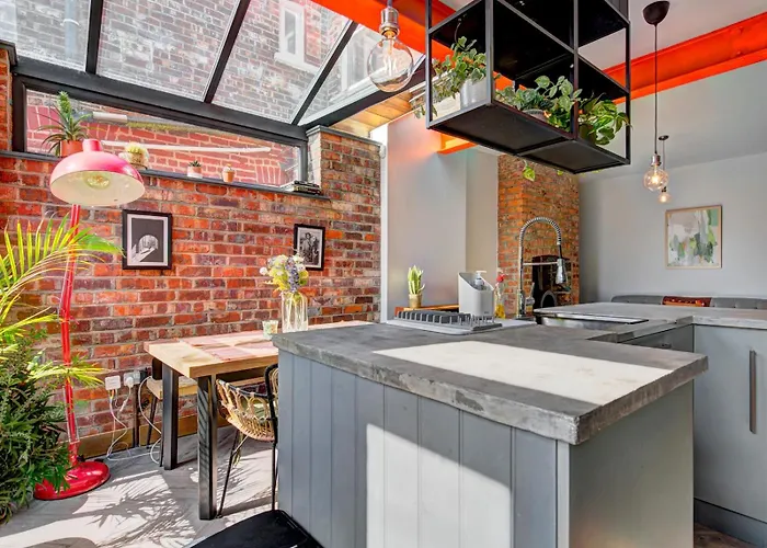 Stunning Garden By Levenshulme Station - Pass The Keys Manchester