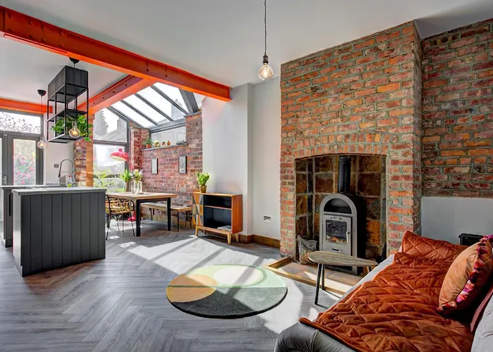 Stunning Garden By Levenshulme Station - Pass The Keys * Manchester