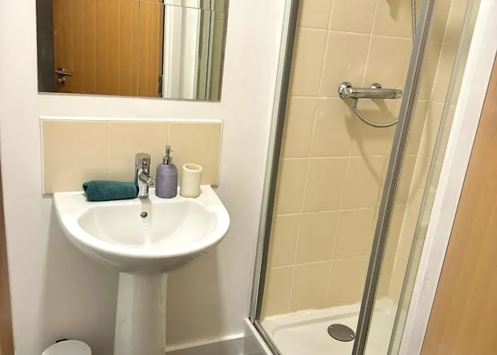 The Trafford Luxe , Garage Parking, Self Check-in Anytime - Perfect For Late Arrivals, Ultra- Fast Wi-fi, 5 Mins To Old Trafford Stadium