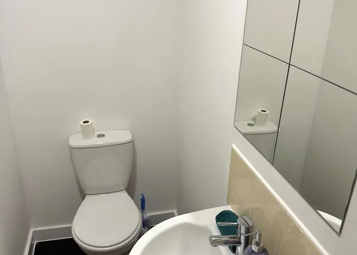 The Trafford Luxe , Garage Parking, Self Check-in Anytime - Perfect For Late Arrivals, Ultra- Fast Wi-fi, 5 Mins To Old Trafford Stadium Lejlighed Manchester