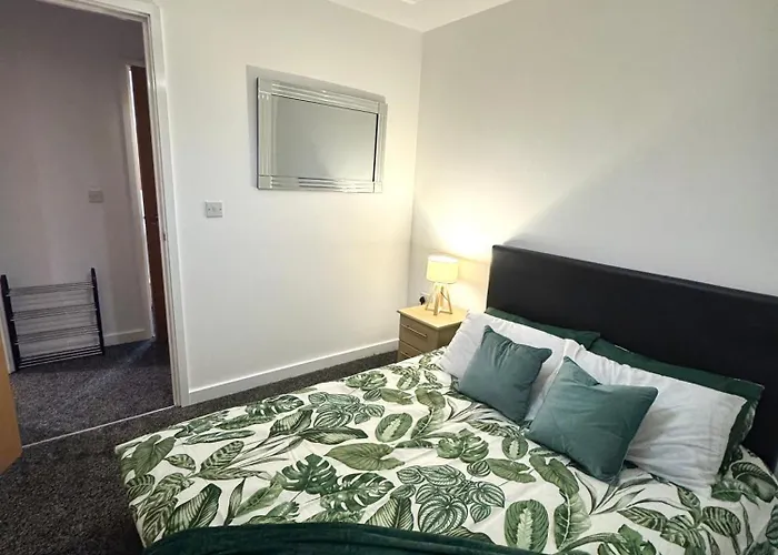 The Trafford Luxe , Garage Parking, Self Check-in Anytime - Perfect For Late Arrivals, Ultra- Fast Wi-fi, 5 Mins To Old Trafford Stadium Lejlighed