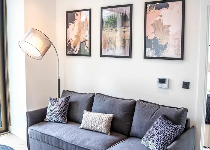 Modern And Sleek 2 Bed Flat In