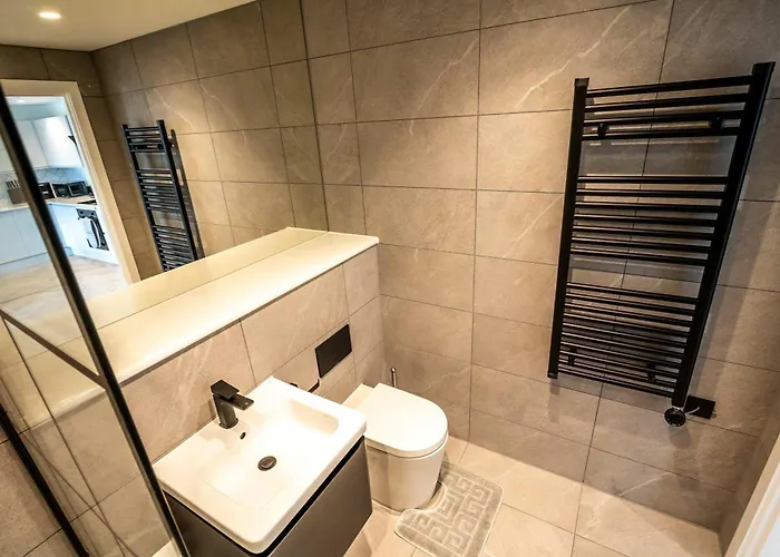 Modern And Sleek 2 Bed Flat In شقة