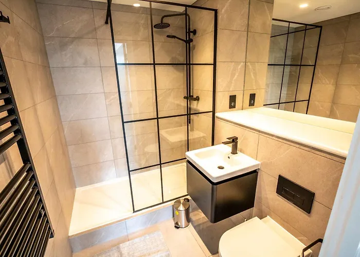 Modern And Sleek 2 Bed Flat In