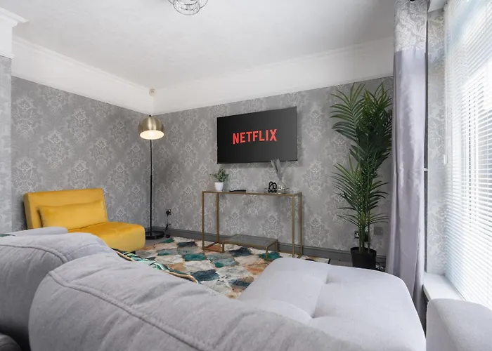 Boutique 3bd Opposite Etihad & Coop - Free Parking - Pool Table Semesterbostad *