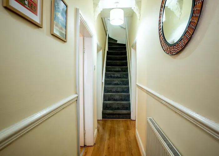 Newly Furnished Cosy 3 Bed 20mins From Center مانشستر