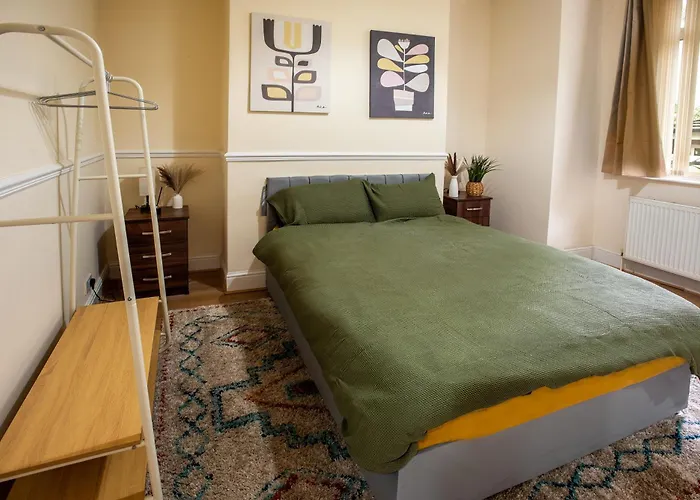 Newly Furnished Cosy 3 Bed 20mins From Center *