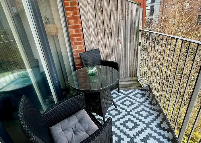 Serene 2-bed Flat With Canal Views - Coop Live & Ethiad * Manchester