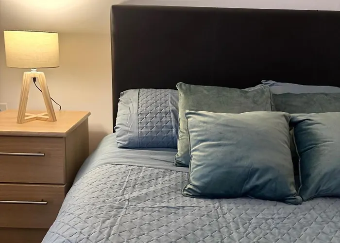 The Trafford Luxe , Garage Parking, Self Check-in Anytime - Perfect For Late Arrivals, Ultra- Fast Wi-fi, 5 Mins To Old Trafford Stadium Manchester