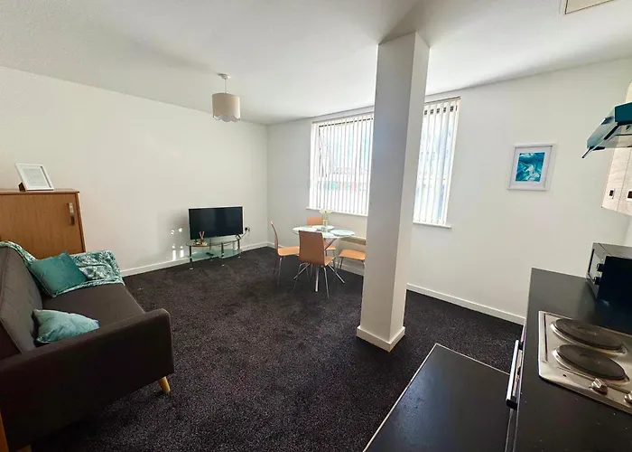 The Trafford Luxe , Garage Parking, Self Check-in Anytime - Perfect For Late Arrivals, Ultra- Fast Wi-fi, 5 Mins To Old Trafford Stadium *