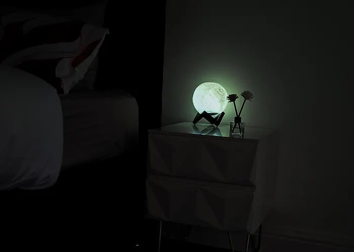 The Ruby Haven, Didsbury - 15mins To Airport - Opp The Christie's Nhs - Sleeps 5 아파트 *