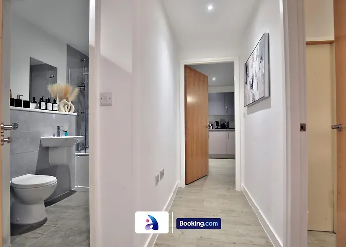 Modern 2 Bed, 2 Bath With Ensuite By Avalora Short Lets & Serviced Salford With Balcony, Near Tram Stop Salford Quays *