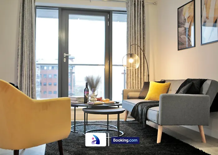 Modern 2 Bed, 2 Bath With Ensuite By Avalora Short Lets & Serviced Salford With Balcony, Near Tram Stop Salford Quays * Manchester