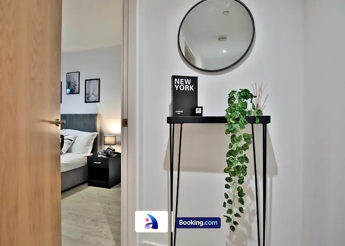 Modern 2 Bed, 2 Bath With Ensuite By Avalora Short Lets & Serviced Salford With Balcony, Near Tram Stop Salford Quays Appartamento Manchester