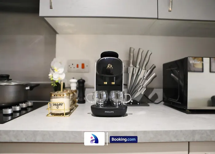 Modern 2 Bed, 2 Bath With Ensuite By Avalora Short Lets & Serviced Salford With Balcony, Near Tram Stop Salford Quays Appartamento *