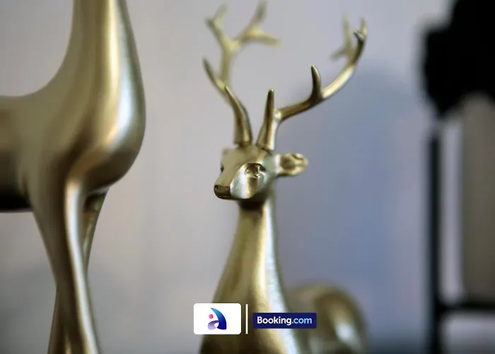 Modern 2 Bed, 2 Bath With Ensuite By Avalora Short Lets & Serviced Salford With Balcony, Near Tram Stop Salford Quays