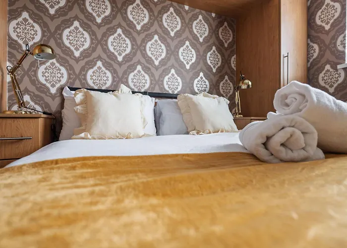 Boutique 3bd Opposite Etihad & Coop - Free Parking - Pool Table