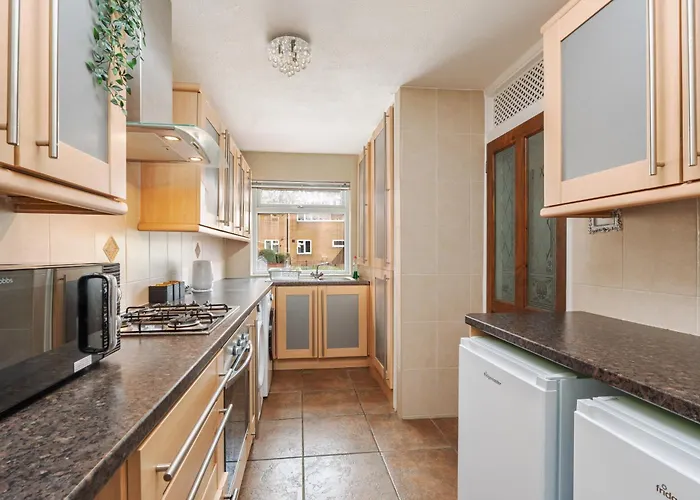 Boutique 3bd Opposite Etihad & Coop - Free Parking - Pool Table Semesterbostad *